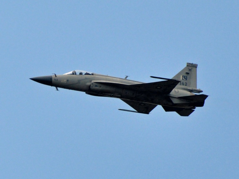 13-143_JF-17_LBG_SIAE_2015_(18984327841).jpg