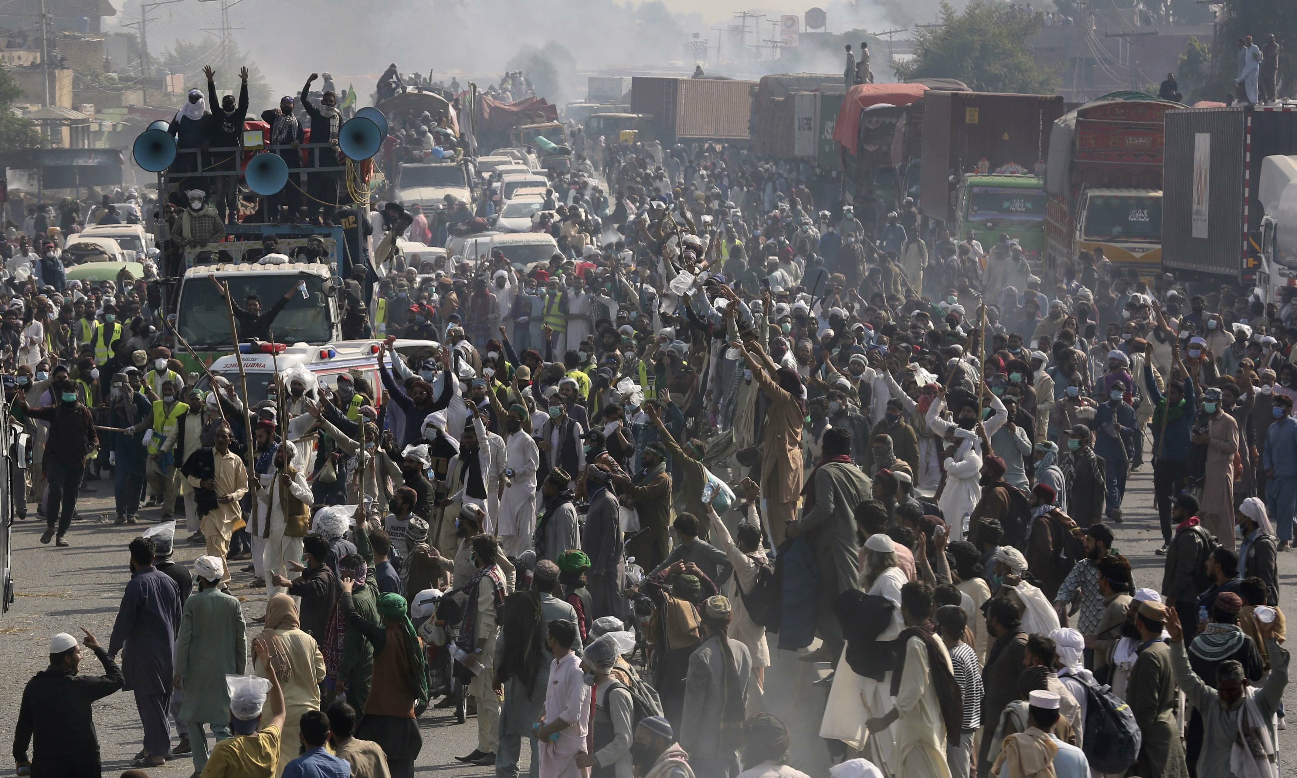 Tehreek-i-Labbaik Pakistan supporters take part in  a protest march toward Islamabad, on a highway in the town of Sadhoke on Wednesday. — AP