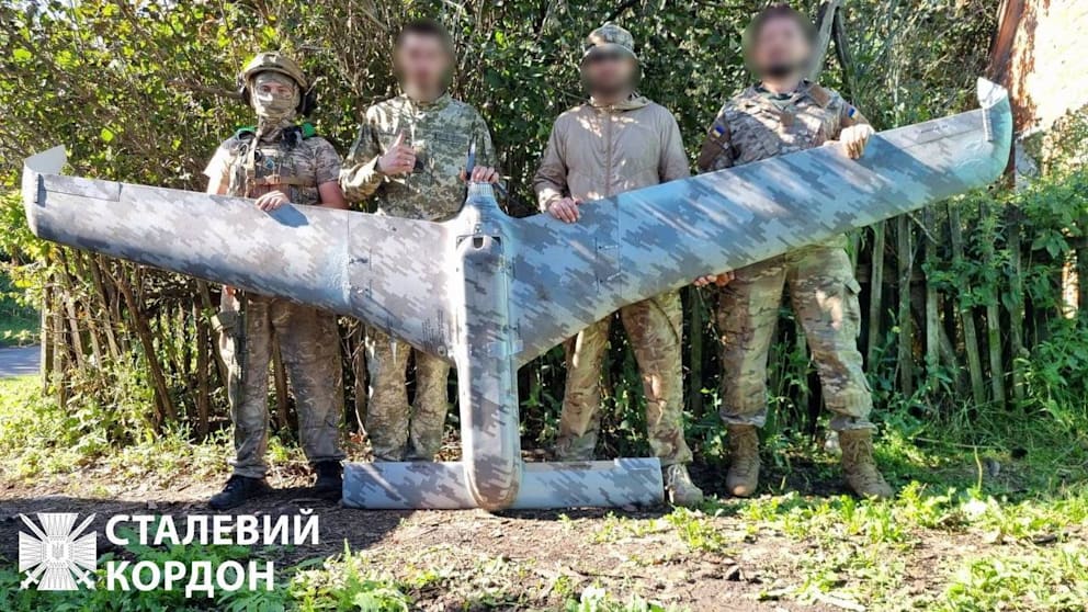 Der ukrainische Grenzschutz präsentiert die abgeschossene „T-16“-Drohne der russischen Armee
