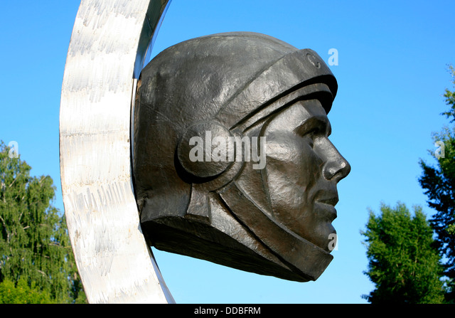 monument-to-the-worlds-first-human-in-space-cosmonaut-yuri-gagarin-ddbfrm.jpg