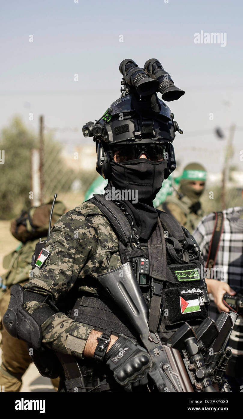 hamas-gunmen-march-with-their-weapons-in-khan-younis-southern-gaza-stripizz-el-deen-al-qassam-brigades-the-armed-wing-of-palestinian-resistance-movement-hamas-hold-an-anti-israel-military-show-in-the-southern-gaza-strip-as-part-of-the-anniversary-of-the-prevention-of-israeli-covert-operation-carried-out-in-the-khan-younis-on-11-november-2018-2A8YG80.jpg