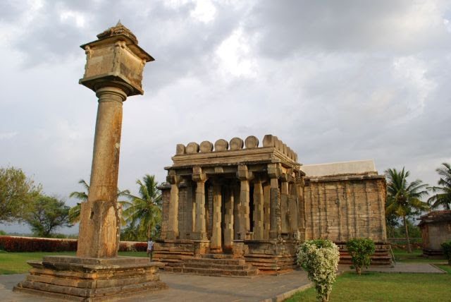 Hoysala-Halebeed-Basadihalli-pillarand-temple.jpg