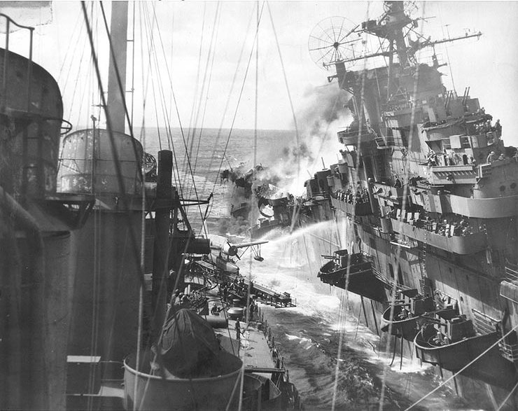 USS_Franklin_(CV-13)_burning,_19_March_1945,_seen_from_USS_Santa_Fe_(CL-60).jpg