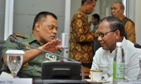 panglima-tni-jenderal-tni-gatot-nurmantyo-kiri-berdiskusi-kepala-_151216194649-880.jpg