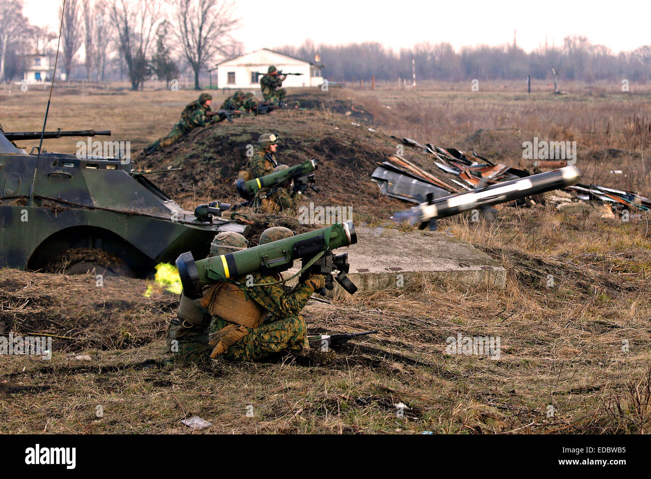 us-marines-fire-a-shoulder-launched-fgm-148-javelin-anti-tank-missile-EDBWB5.jpg