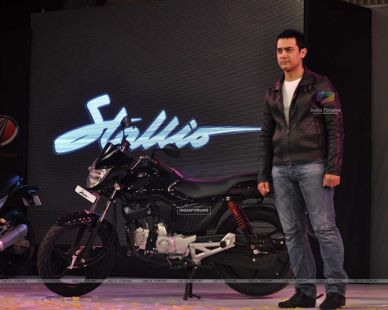 99924-aamir-khan-at-the-launch-of-mahindra-new-bikes-mojo-and-stallion.jpg