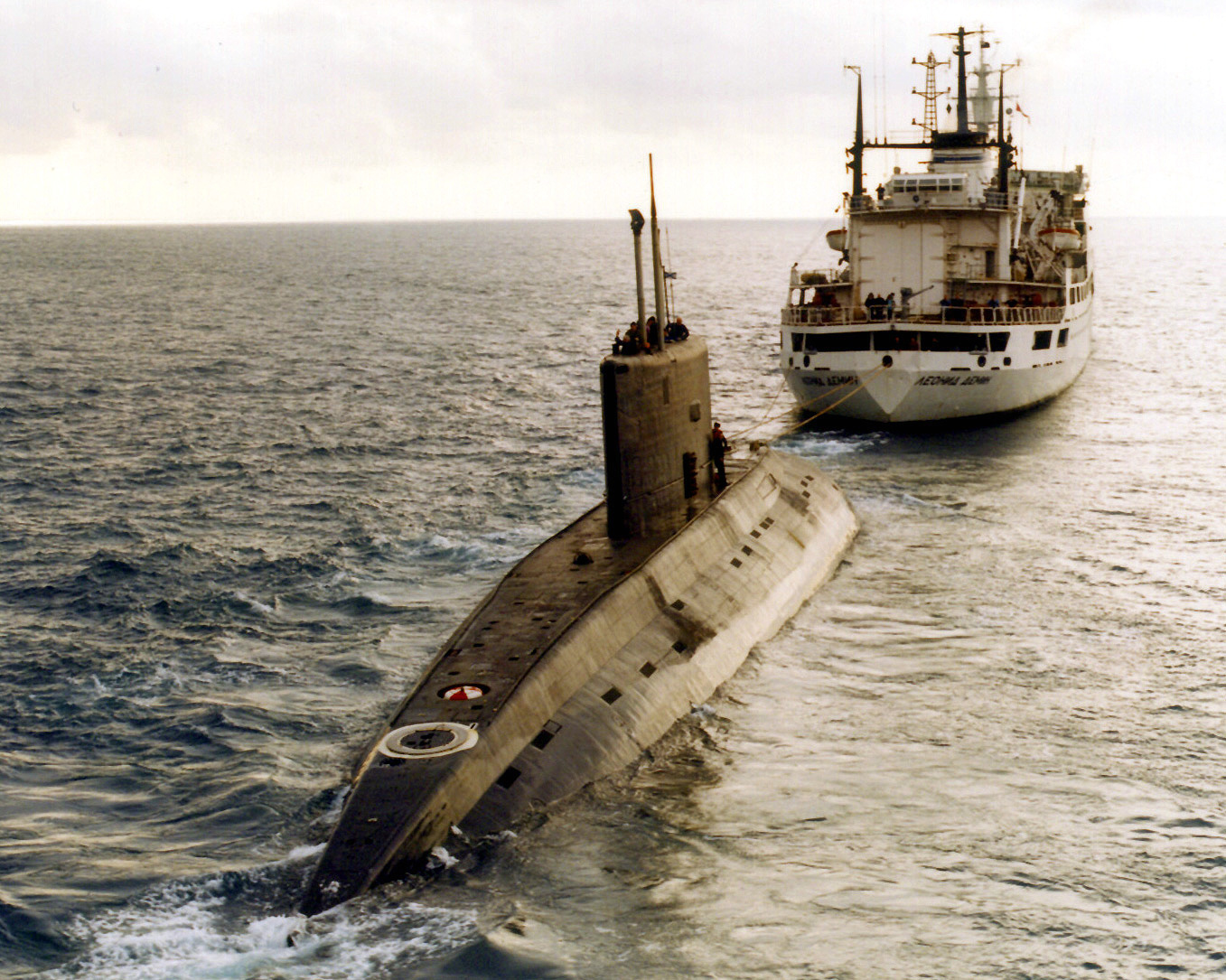 Iranian_Kilo-class_submarine.jpg