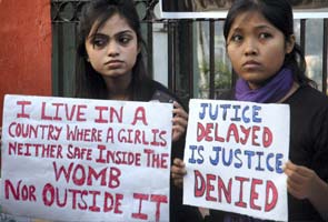 protest_2girls_295.jpg