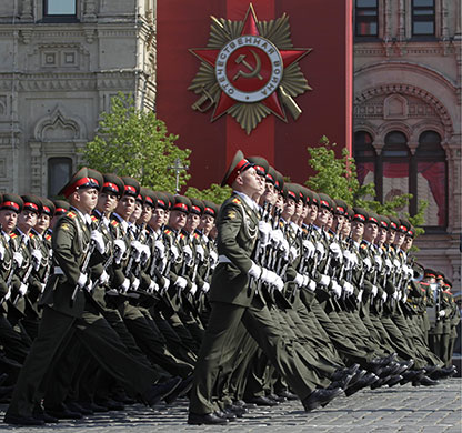 Russian-soldiers-march-al-009.jpg