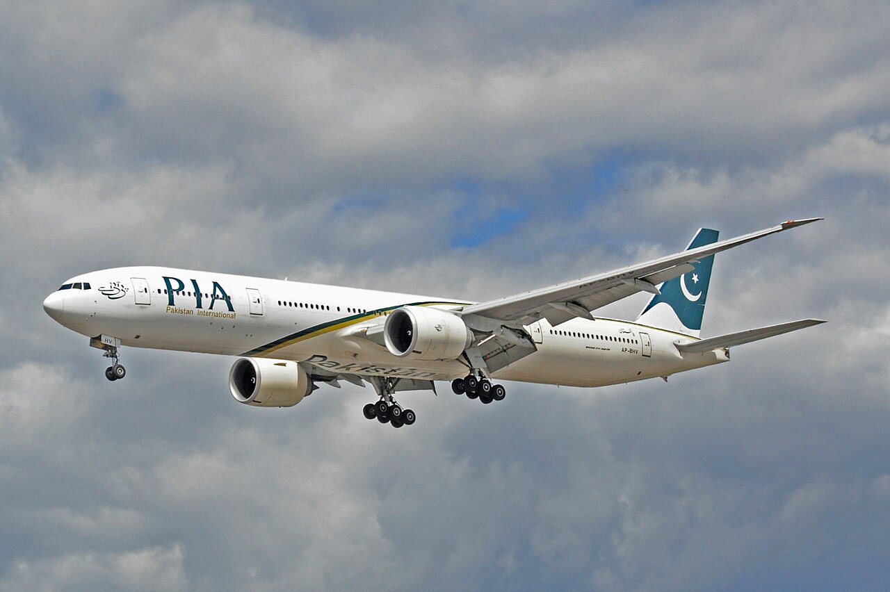1280px-Boeing_777-340ER_-_Pakistan_International_Airlines_%28AP-BHV%29.jpg