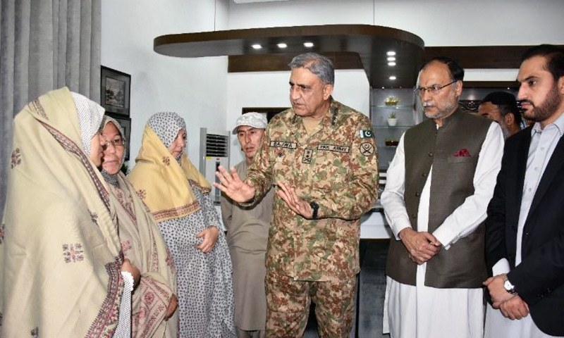 Gen Bajwa meets a delegation of female members of the community — DawnNewsTV