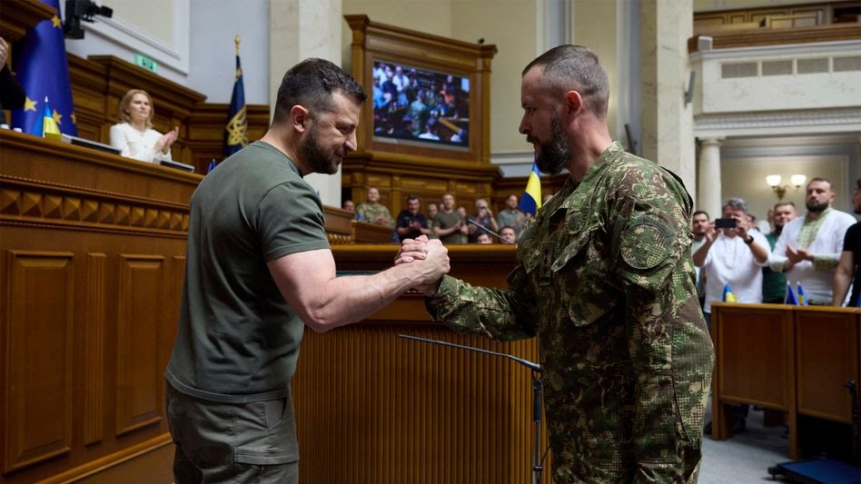 Selenskyj ehrt im Parlament Militärangehörige (28. Juli 2022)