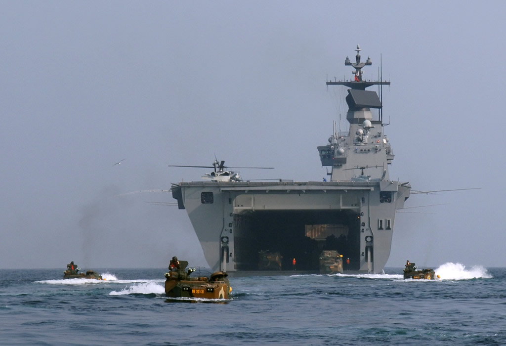 SHIP_LPH_ROKS_Dokdo_Launches_AAVs_lg.jpg