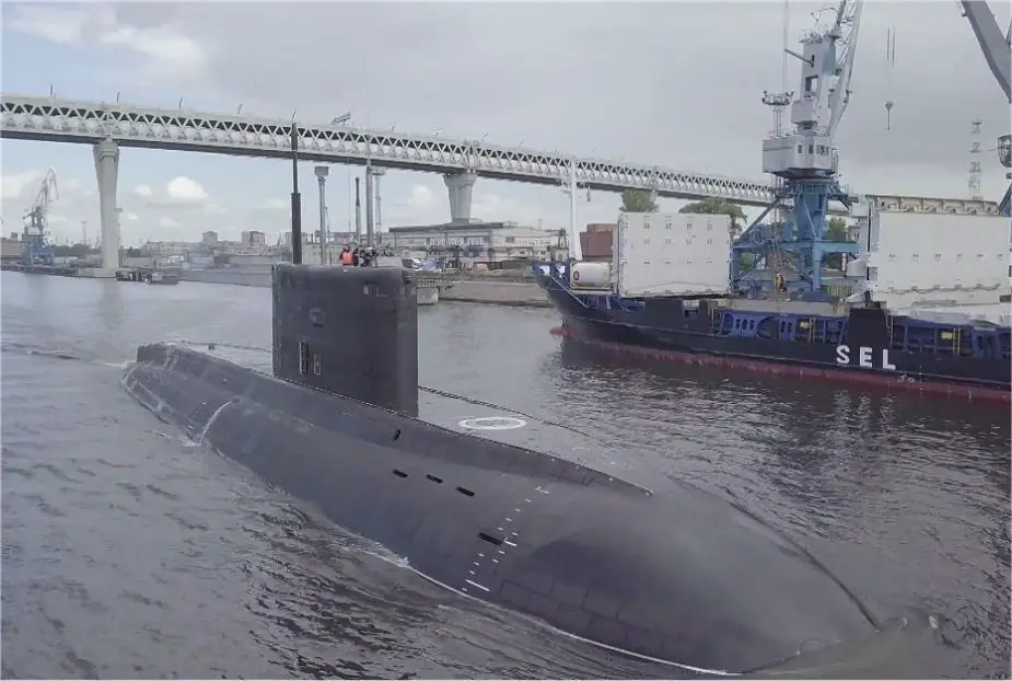 Russia_released_video_of_the_first_trial_test_of_the_new_Russian_Improved_Kilo-class_aka_Petropavlovsk-Kamtchatski_diesel-electric_submarine_925_001.jpg