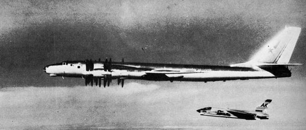 Tu-95M-intercept-F-8.jpg