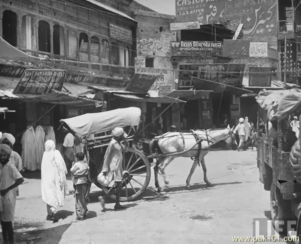 a_busy_city_street_Lahore__September_1946_fqvro_Pak101(dot)com.jpg