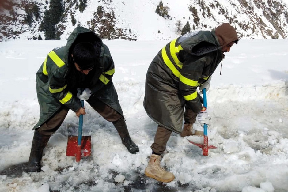 rescue-officials-are-busy-in-removing-snow-from-road-during-heavy-snowfall-of-winter-season-in-kaghan-valley.-ppi-1578382086.jpg