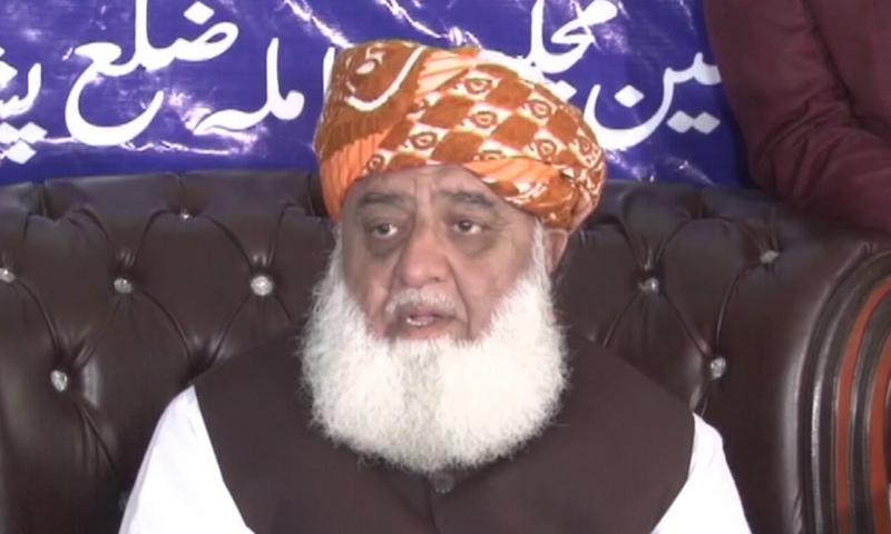 JUI-F chief Maulana Fazlur Rehman addresses a press conference in Peshawar. — DawnNewsTV