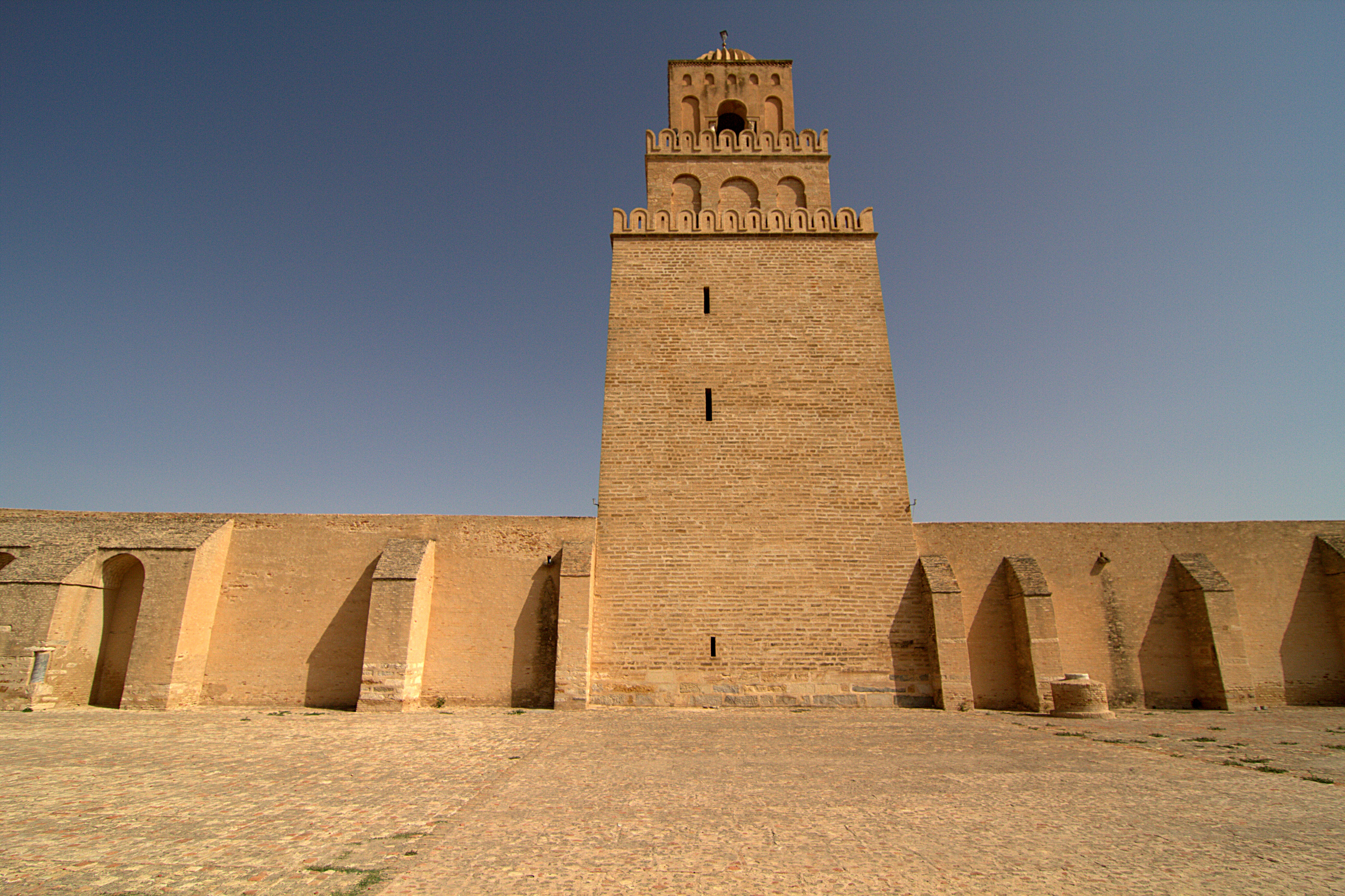 Mosque_of_Uqba_minaret.jpg