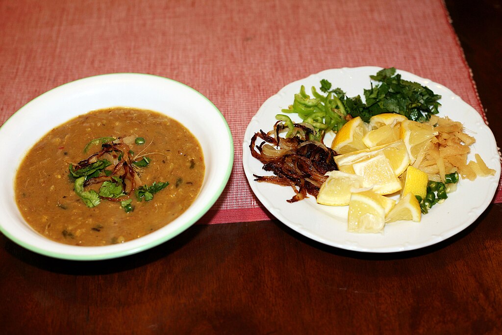 1024px-Pakistani_Haleem_served_with_garnish.jpg