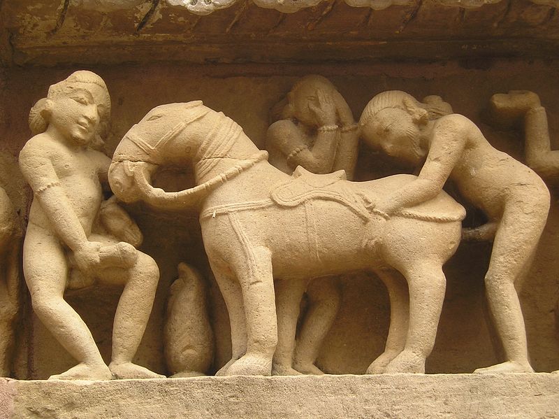 800px-Khajuraho-Lakshmana_Temple_erotic_detal3.JPG