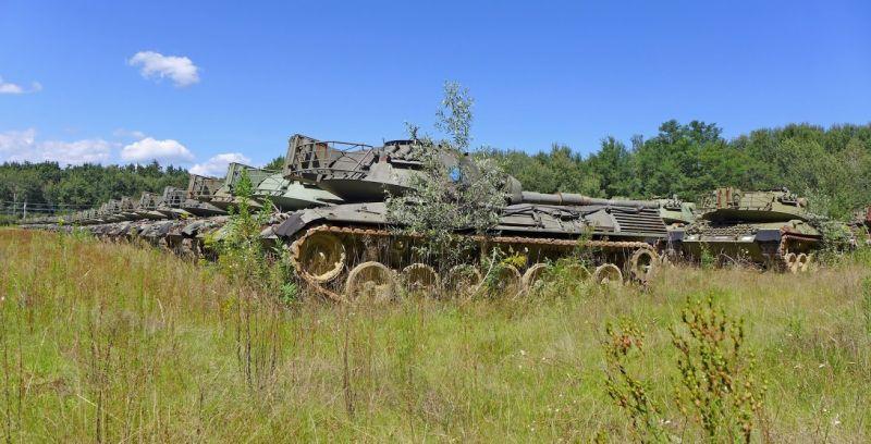 Abandoned-Italian-Army-tanks-and-mothballed-armoured-personnel-carriers-2.jpg