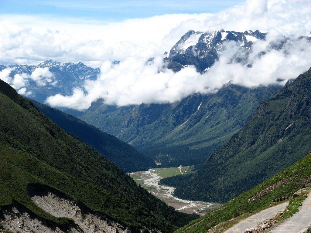Yumthang_valley%2C_Lachung_Sikkim_India_2012.jpg