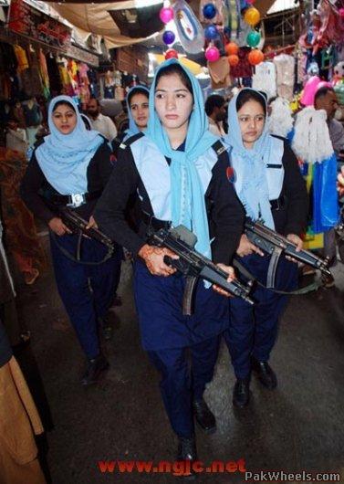 military_woman_pakistan_police_000004_jpg_530_YZN_PakWheels(com).jpg