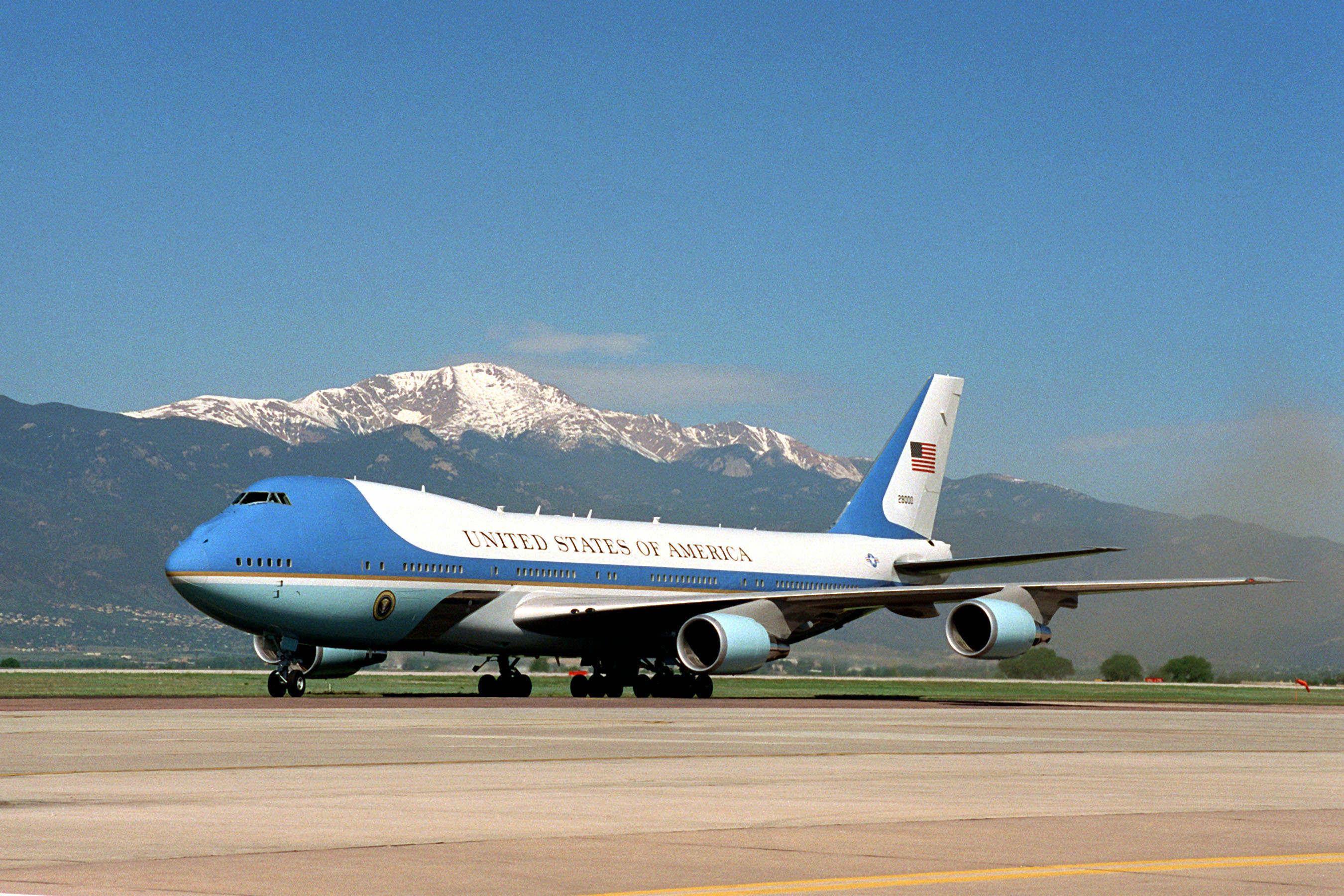 Air_Force_One_on_the_ground.jpg