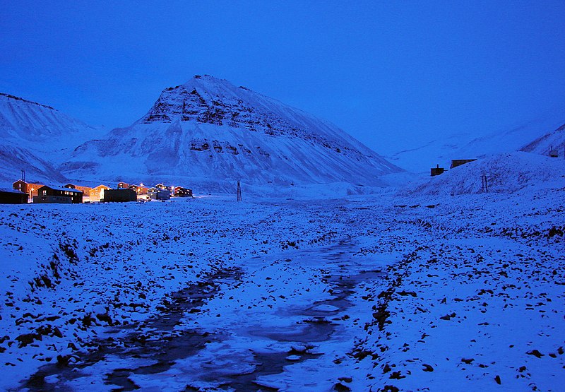 800px-Polar-Night_Longyearbyen.jpg