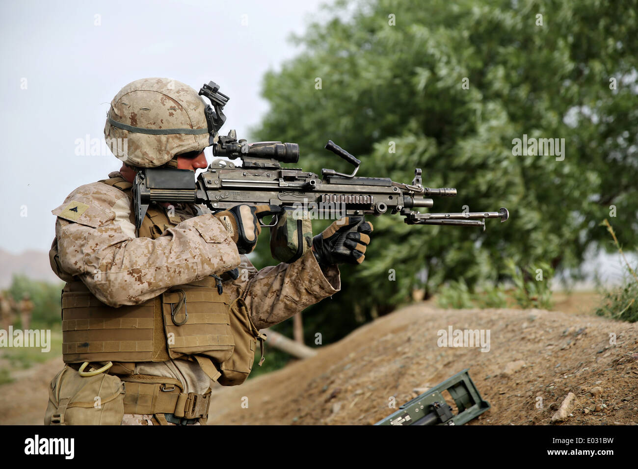 us-marine-lance-cpl-jonathan-griffiths-keeps-watch-with-a-m249-squad-E031BW.jpg