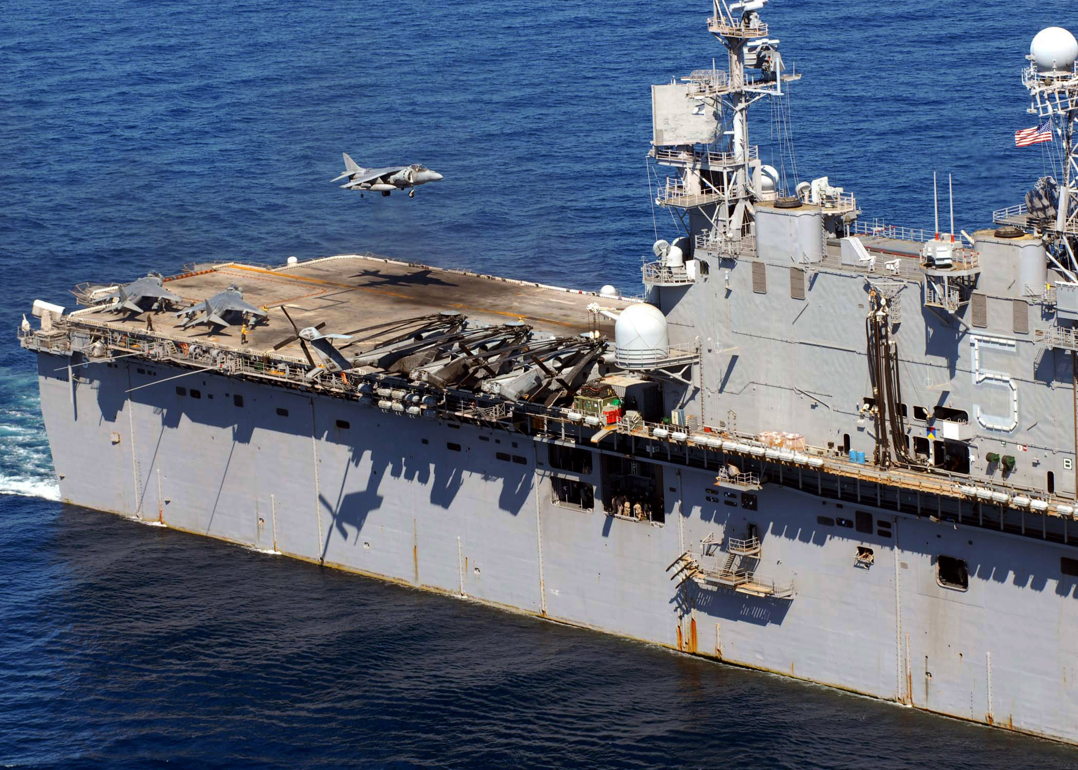 USS_Peleliu_(LHA_5)_in_South_China_Sea_04.jpg
