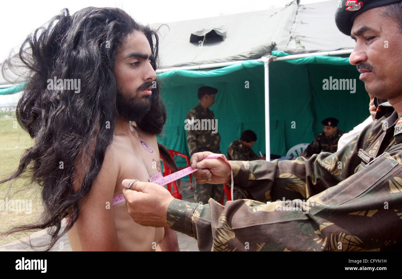 an-indian-army-officer-measures-the-chest-of-a-sikh-kashmiri-youth-CFYN1H.jpg