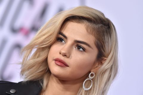 1518182697-selena-gomez-american-music-awards-2017.jpg