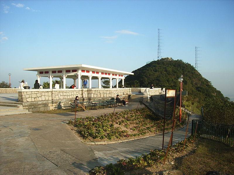 800px-HK_Victoria_Peak_Garden_n_hill.JPG