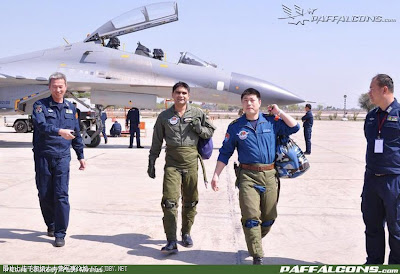 PAK+Pilots+On+Sukhoi%2527s+Su-30+Fighter+Jet.jpg