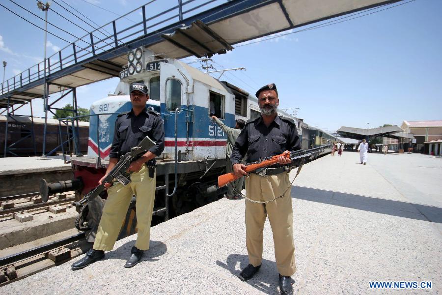 Policeman+stand+guard+at+a+railway+station+in+Quetta%252C+southwest+Pakistan+%25283%2529.jpg
