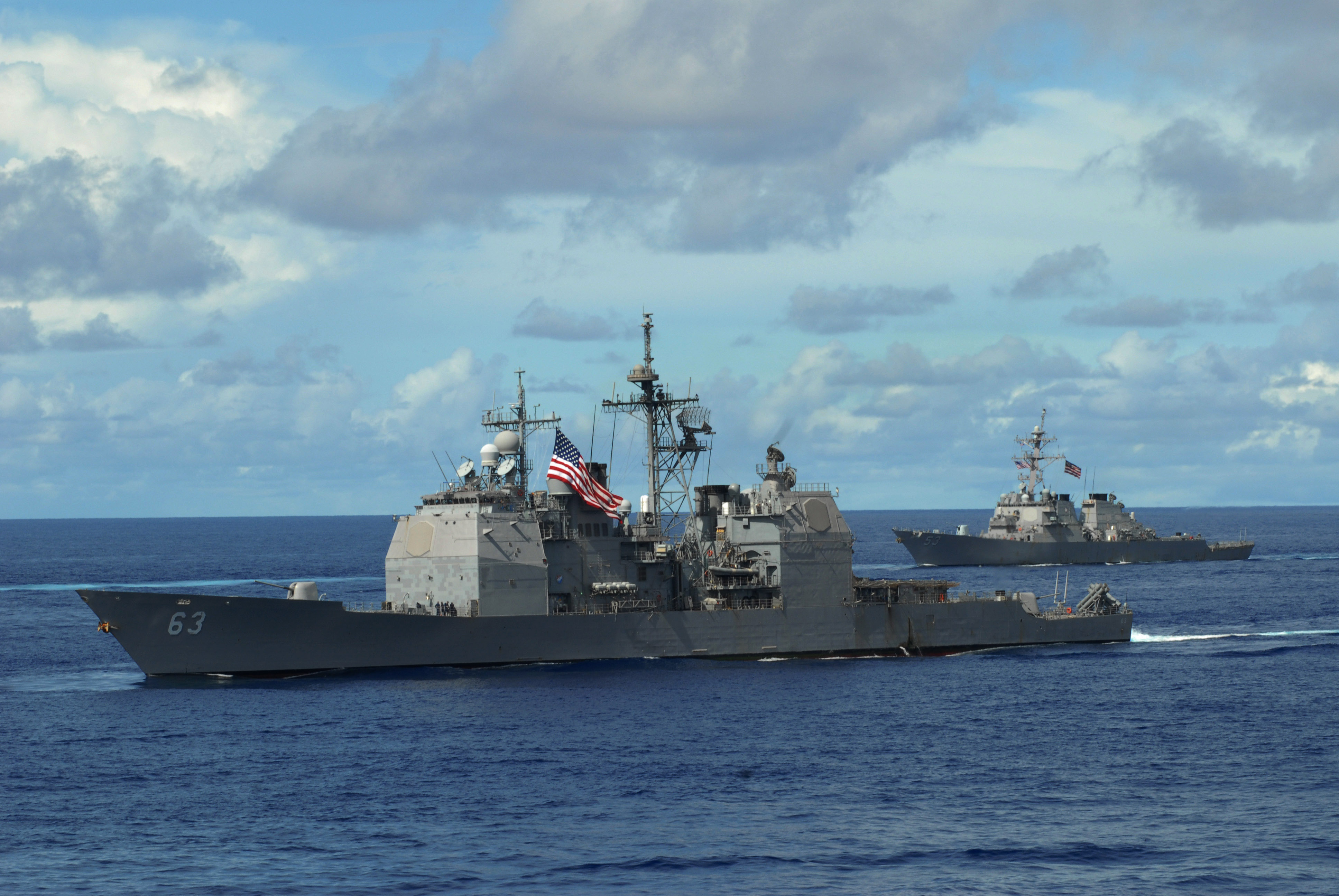 US_Navy_070814-N-3541A-172_USS_Cowpens_%28CG_63%29_and_USS_John_Paul_Jones_%28DDG_53%29_transit_in_formation_during_a_joint_photo_exercise_%28PHOTOEX%29_concluding_Valiant_Shield_2007.jpg