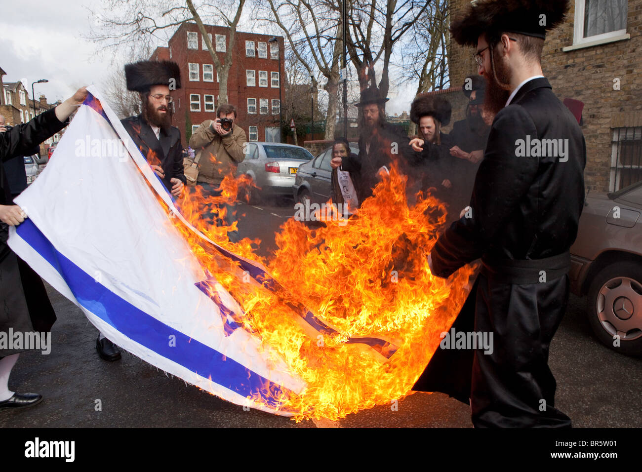 members-of-the-ultra-orthodox-jewish-anti-zionist-group-the-neturei-BR5W01.jpg