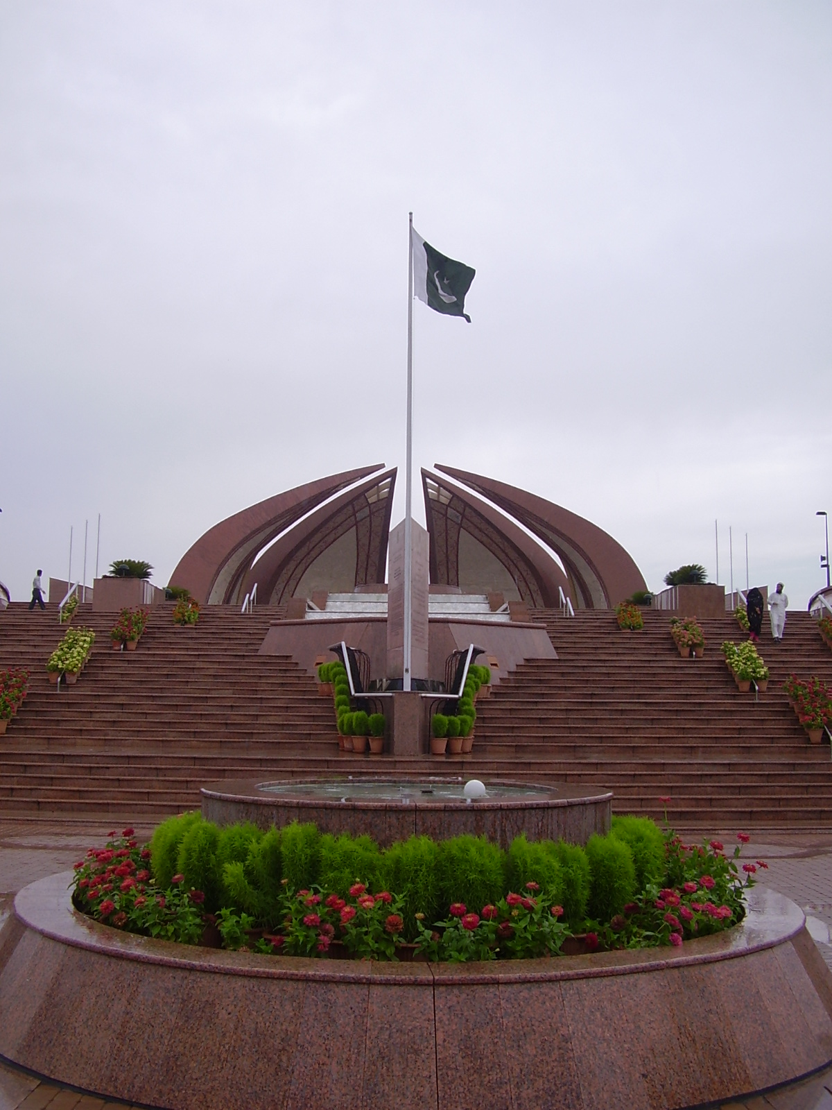Flag_of_Pakistan_on_National_Monument.JPG
