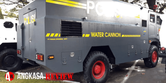 Tampak-Samping-Kendaraan-Water-Cannon-Sabara-Erly-Angkasa-Review.png