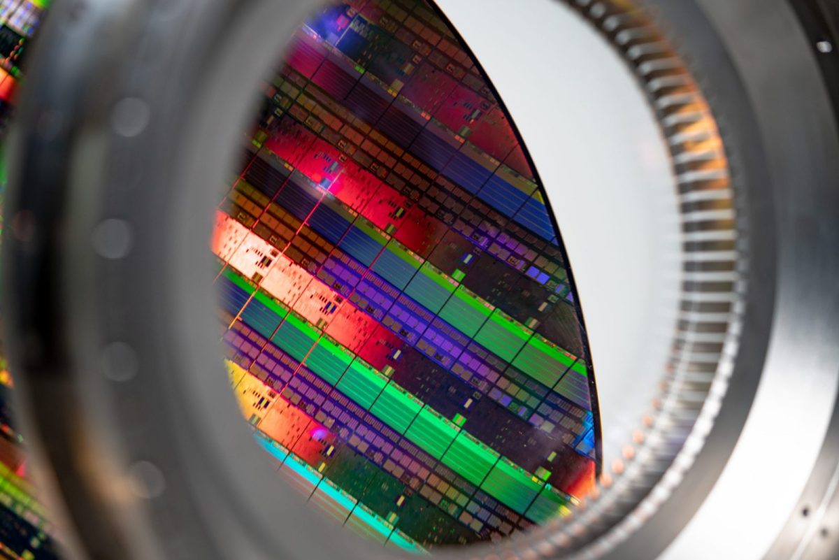 Lithography-elements-Silicon-wafer-seen-through-a-lens-element-scaled-e1657255215325.jpg