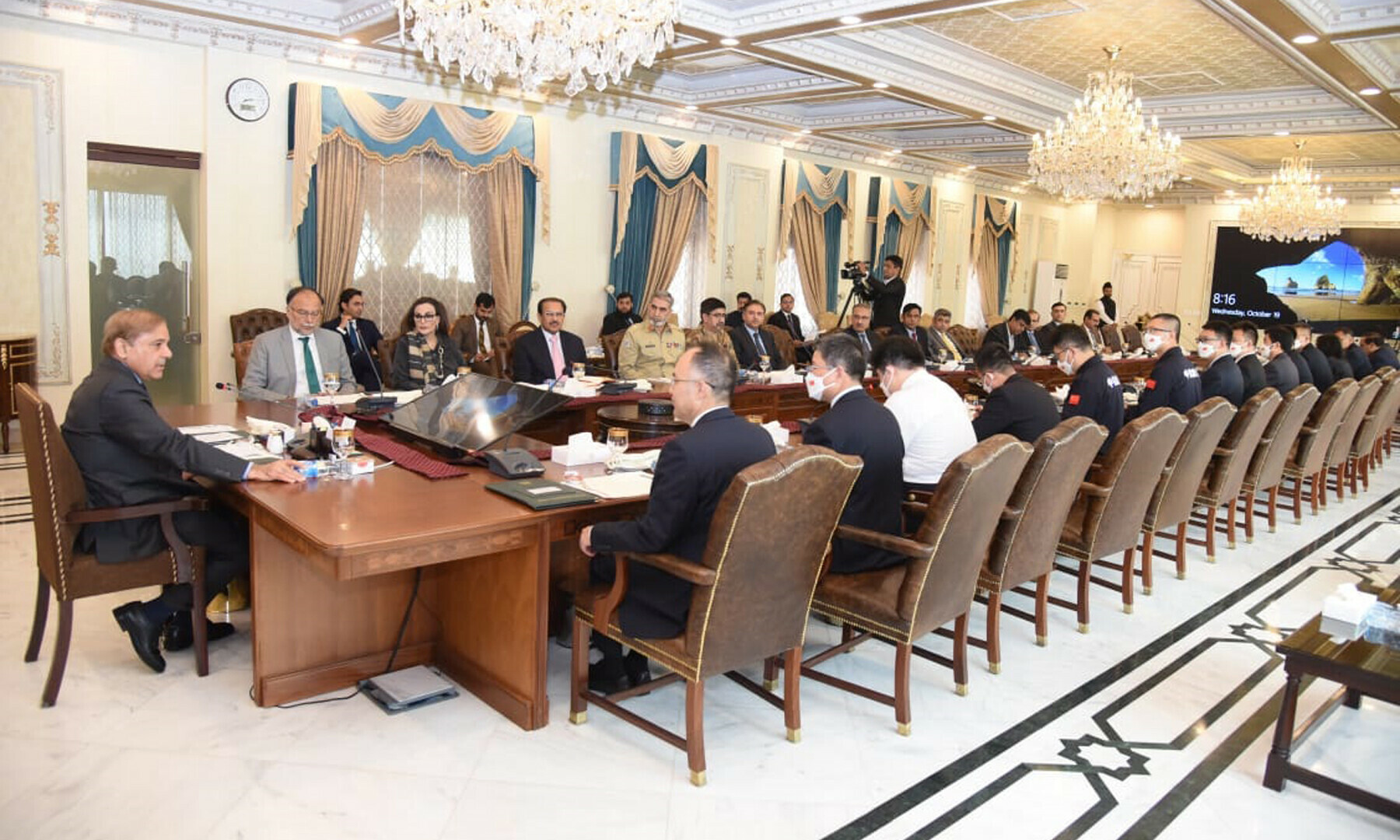 <p>Prime Minister Shehbaz Sharif meets a delegation of disaster management experts from China on Wednesday. — PID</p>