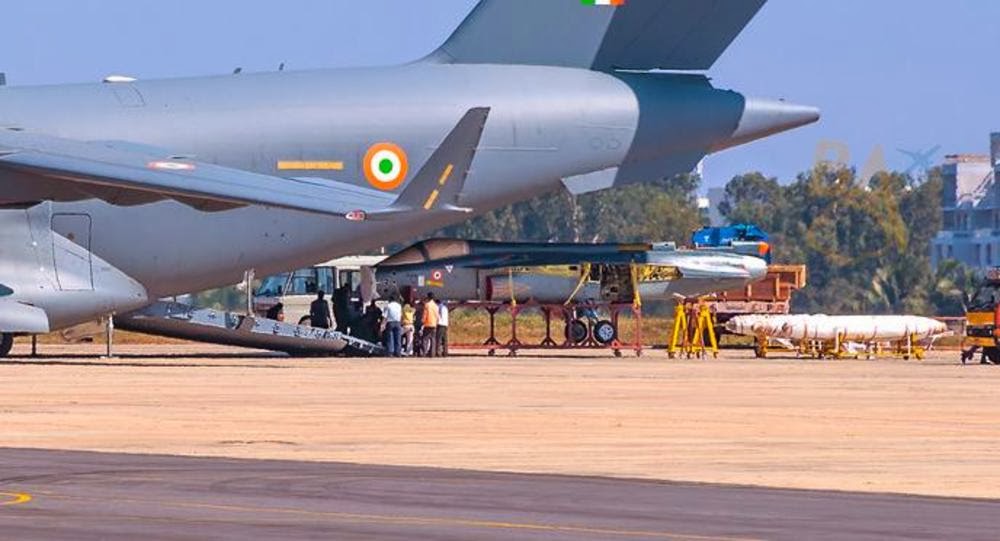Indian+C-17+Globemaster+III+Military+Transport+Aircraft+with+a+LCA+Tejas+MK+1+Tejas+Payload+(2).jpg