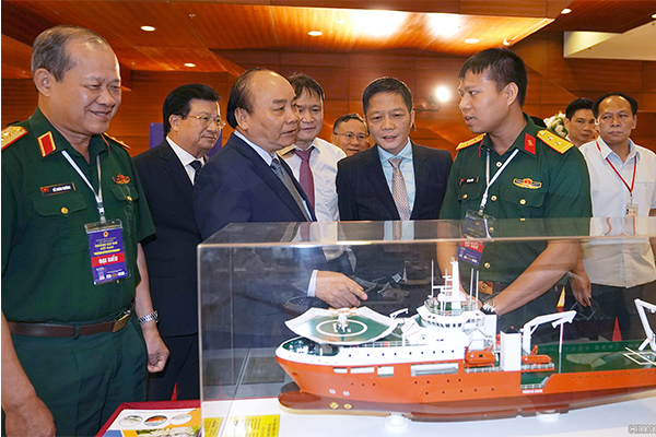 thu-tuong-nguyen-xuan-phuc-va-cac-dai-bieu-tham-gian-trung-bay-cac-thanh-tuu-cua-nganh-co-khi-quoc-phong.jpg