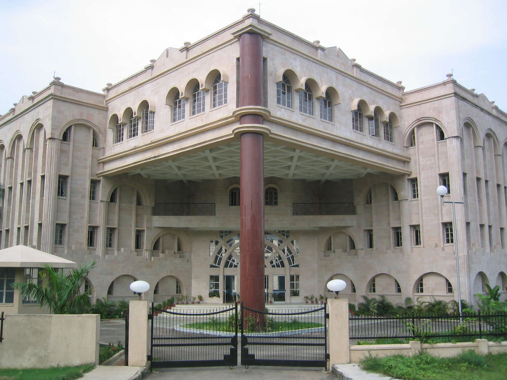 West_Bengal_National_University_of_Juridical_Sciences%2C_Kolkata_%28front_entrance%2C_2006%29.jpg