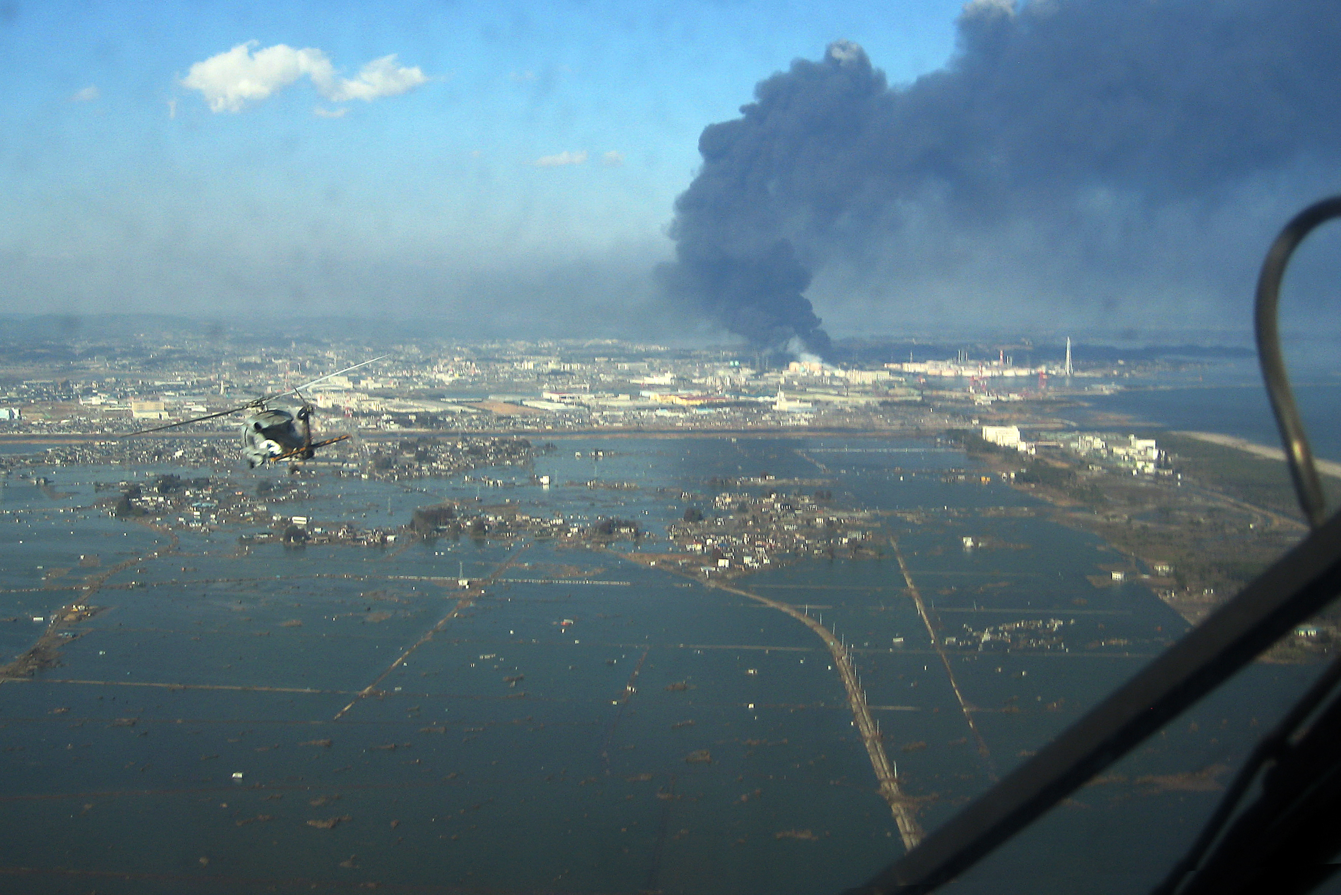 SH-60B_helicopter_flies_over_Sendai.jpg