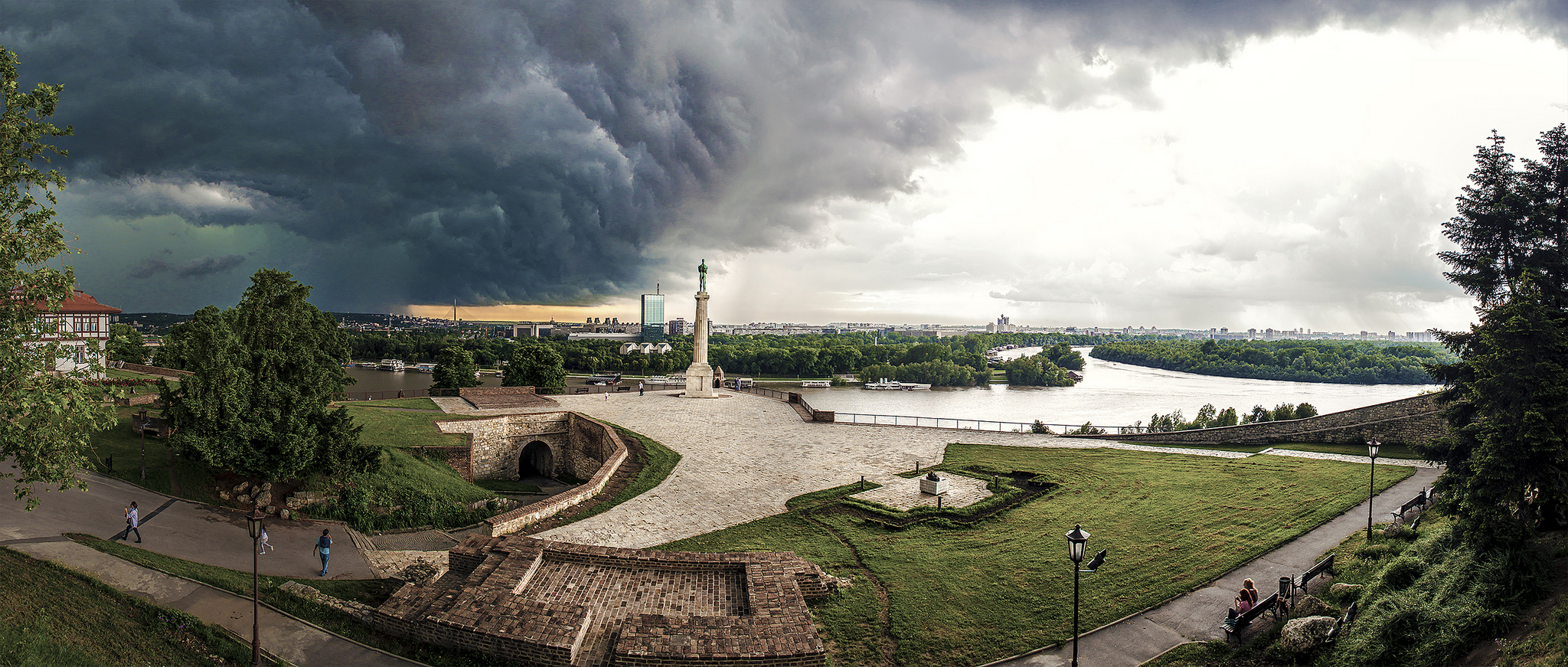 Kalemegdan_fortress_in_Belgrade_-_Chasing_the_Storm.jpg