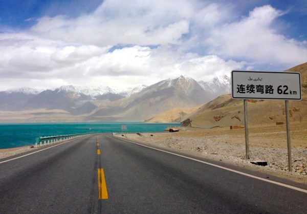 1.-Karakoram-Highway-at-Bulong-Lake-600x418.jpg