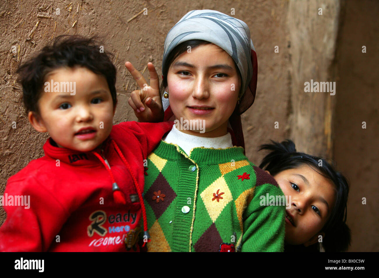 uygur-woman-with-her-kids-kashgar-ancient-town-xinjiang-uyghur-autonomous-BX0C5W.jpg